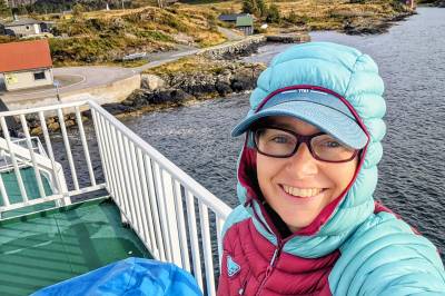 Midt blant folk, men litt på utsiden