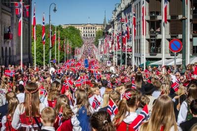 Se barnetoget på Slottsplassen: