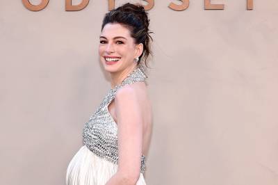 Anne Hathaway (43) om graviditeten: – Vi er overlykkelige