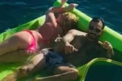 Dukket opp med mystisk mann