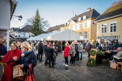 Vrimlet av folk på nytt julemarked: – Dette er Temu versus brukskunst