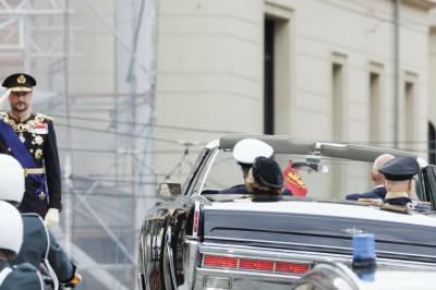 Kongen spares for Putin-pengene