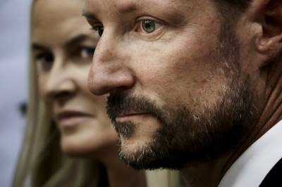 - Kommer midt i den alvorligste krisa