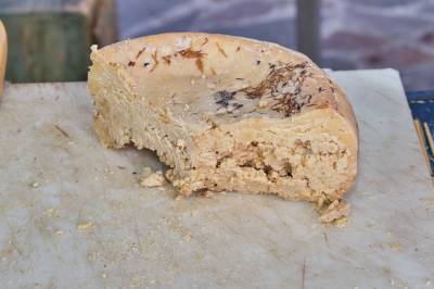 Ser du larvene som kryper rundt på «delikatessen»?