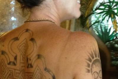 Viser frem «hemmelig» tatovering
