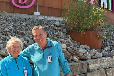 Ingebjørg (89) og Arne (72) har sommerjobb: – Prøver å holde meg på beina!