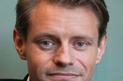 Utsetter frist for forlik om forsvarsplan med én uke
