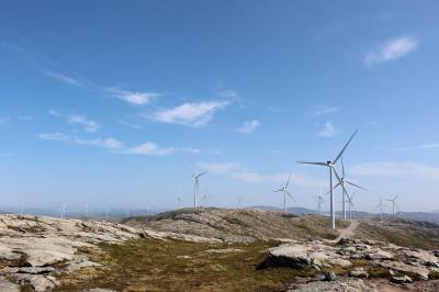 Skader på flere turbiner – hele vindkraftverket står