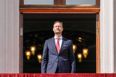 Kronprins Haakon alene på balkongen