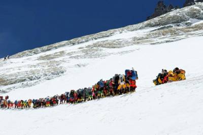 Rekordmange på Everest: To døde