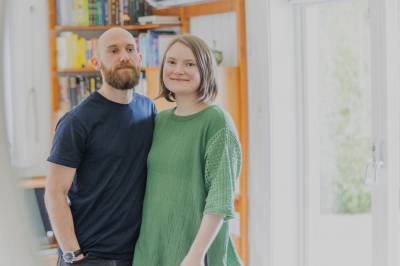 Småbarnsforeldrene savner enkle, spontane besøk. De tror mange kvier seg for å invitere hjem.