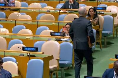 USAs delegasjon forlater salen