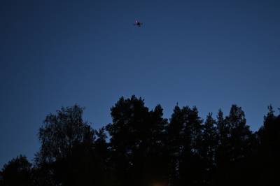 Søker med droner i skogen ved boligen til savnede Rikke