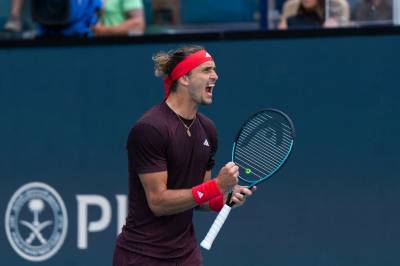 Novak Djokovic gratulerer Alexander Zverev etter hans første Grand Slam-tittel