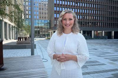 Karianne Tung ser verden gjennom rosenrøde Meta-briller