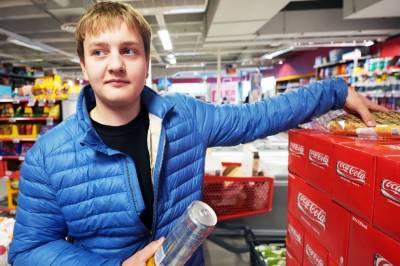 Vil ha strengere regler for energidrikk – men det stopper ikke Lasse (16)