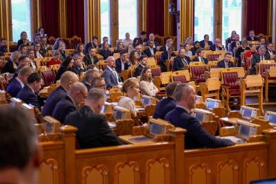 Monarkiet bekreftet – mot 26 stemmer, talere skremte med Trump