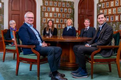 Nobelkomiteen bør sette utdelingen av fredsprisen på pause til Trump går av