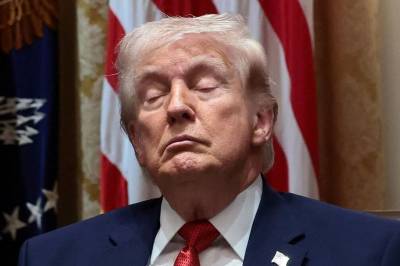 Trump hevder at Iran lot ti oljetankere passere Hormuzstredet som en «gave»