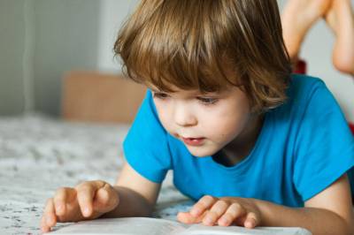 Små barn les med kroppen, ikkje berre med auge og øyre