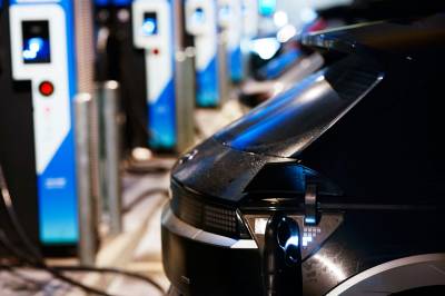 Nå kan det bli krav om at alle ladestasjoner skal ta bankkort