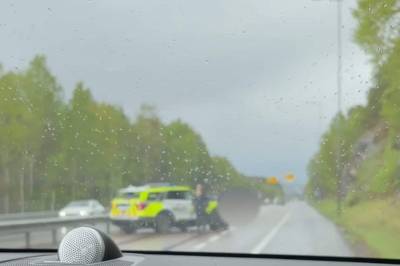 Politibil krasjet under biljakt på E18
