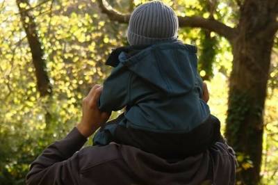 Deler nye bilder av sønnen