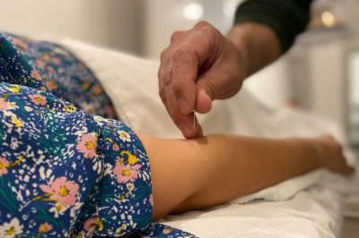 Kreften var borte, men utmattelsen fortsatte. Nå viser en norsk studie at akupunktur kan hjelpe