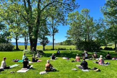 Starter søndagen med yoga i hagen