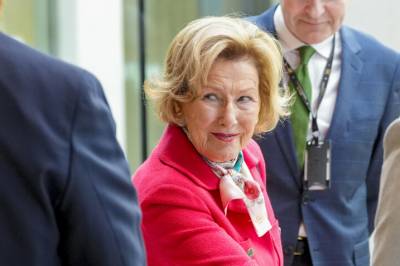 - Dukker opp uten forvarsel