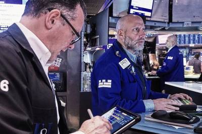 Wall Street rir vill tekbølge – sentralbank advarer om brå korreksjon