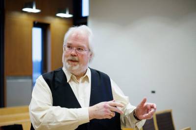 Finansveteran om feiden mellom Røkke og Sveaas: – Dette er folk som har mislikt hverandre i 25 år og tyr til alle våpen