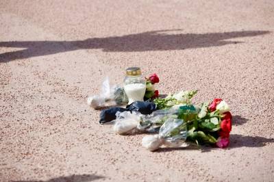 Legger ned roser på Slottsplassen