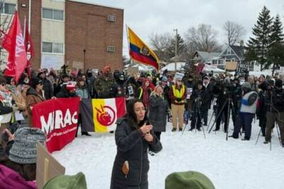 Tusenvis tar til gatene