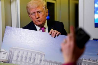 Slik ble Trumps ballsal viktig for USAs nasjo­nale sikkerhet. Retts­papirer preges av unik skrive­stil.