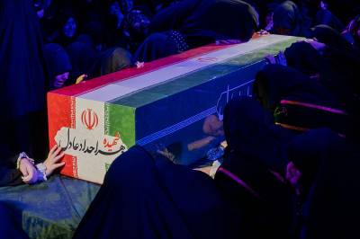 Khameneis kiste tar en lang omvei. Det er selve poenget.