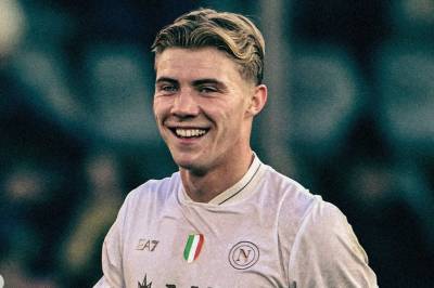 Rasmus Højlund hylles av Antonio Conte: «Dominant spiller»