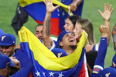 Venezuela slår USA i World Baseball Classic, det første store baseballtrofeet på flere tiår