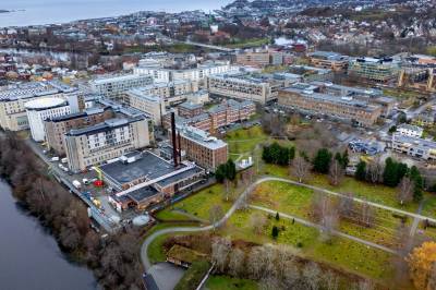 Deler av fasaden på St. Olavs hospital har falt ut