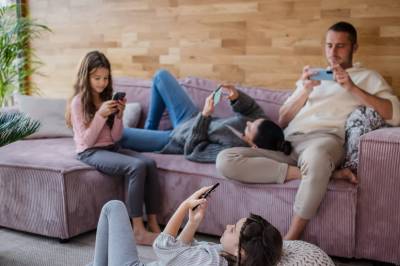 Nei, familien din blir ikke dårligere selv om dere sitter mye på sosiale medier