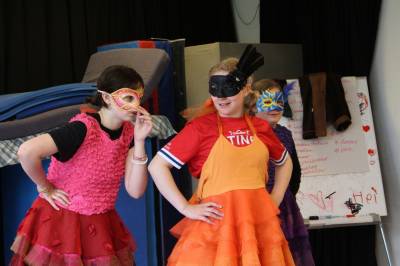 Fyret lager gratis improkurs for ungdom