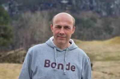 Har hatt leiarstolen i eitt år. Er ønskt å halde fram