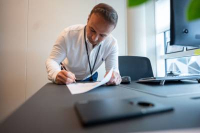 Advarer: Mann var utro – måtte gi kona to millioner