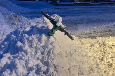 Elsparkesyklene ligger begravd i brøytekanter over hele Oslo. Nå stenger Bolt og Ryde for utleie.