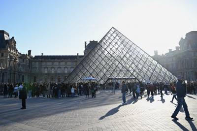 Betydelige skader etter vannlekkasje i Louvre-museet