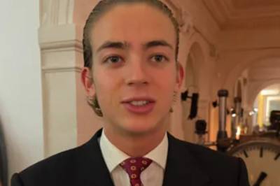 Fransk streamer skynder seg å avslutte streamingen for å unngå å bli avslørt av Airbnb-vert