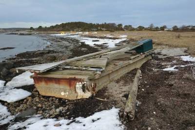 Denne flytebrygga vekker bekymring: – Lekker isopor kontinuerlig