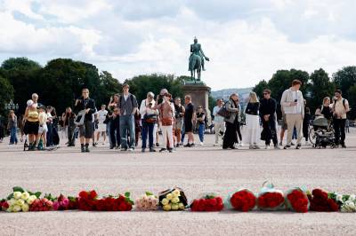Legger ned blomster for kong Harald: - Et samlingspunkt
