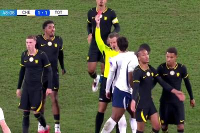 Kevin Danso med rødt kort mot Chelsea