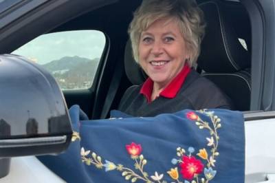 Unni broderte to bunader bak rattet